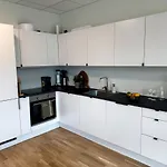 Апартаменты Modern Right On The Dock - Near Downtown